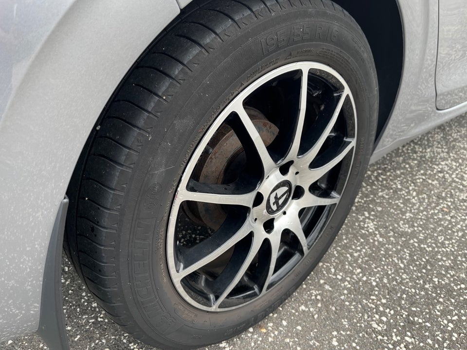 Peugeot 208 1,2 PureTech 82 Signature Sky 5d