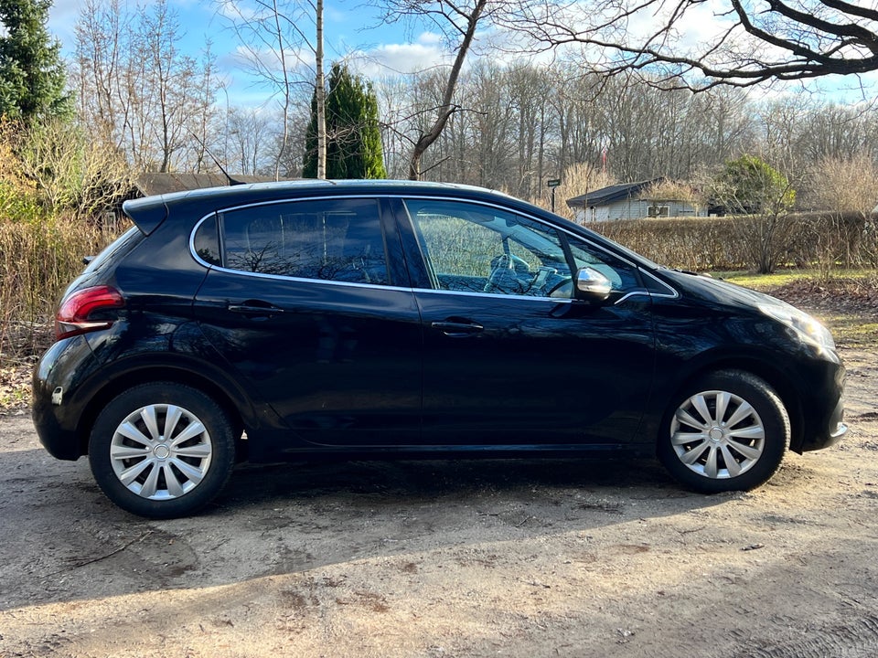 Peugeot 208 1,2 PureTech 82 Allure Sky 5d