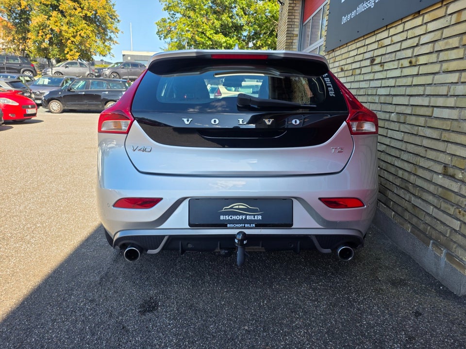 Volvo V40 2,0 T3 152 Momentum 5d
