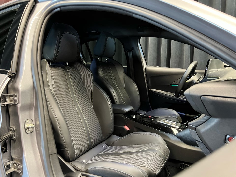 Peugeot e-208 50 GT 5d