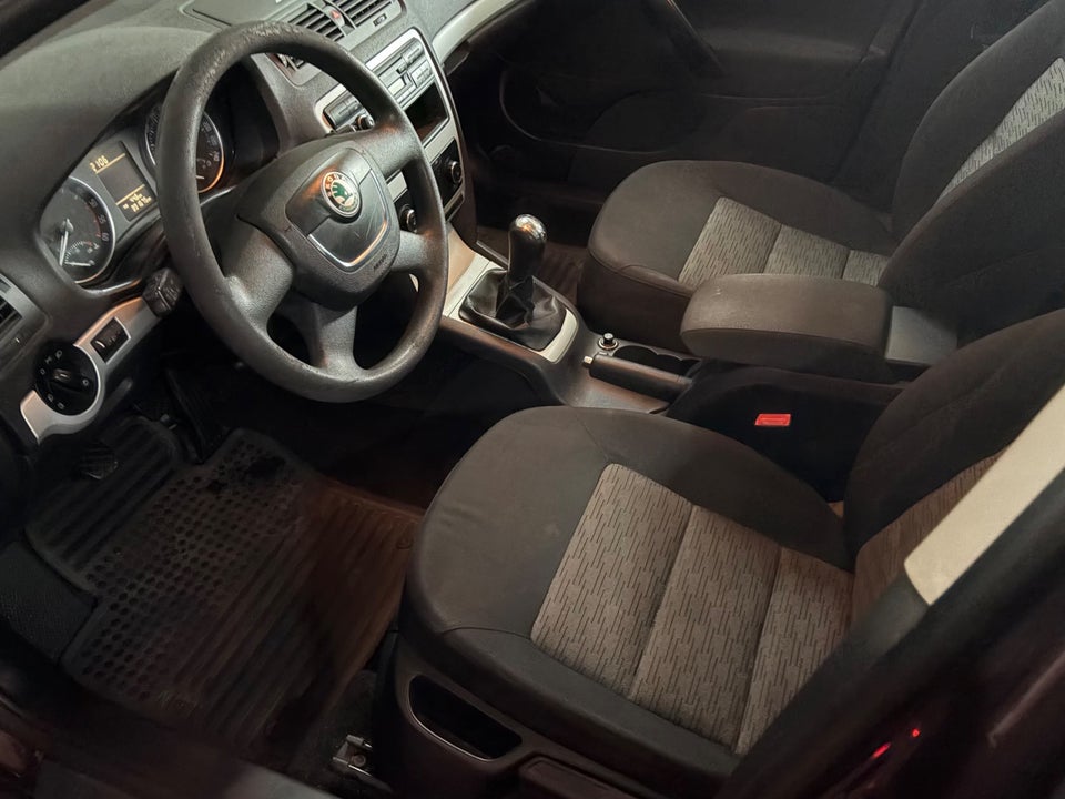 Skoda Octavia 1,6 TDi 105 Ambiente Combi 5d