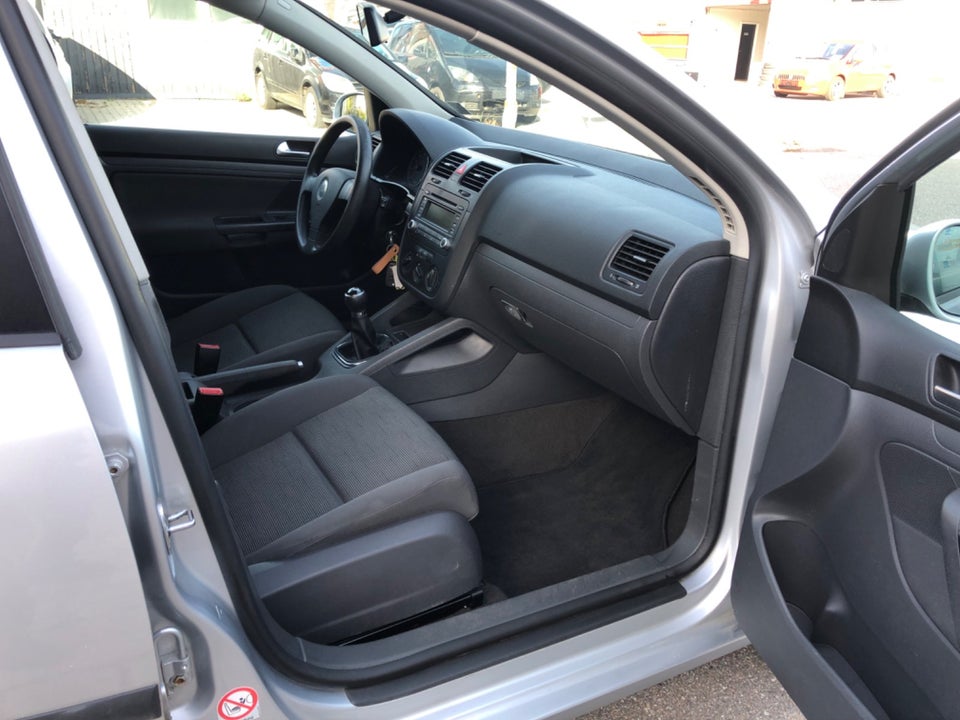 VW Golf V 1,6 FSi Comfortline 5d