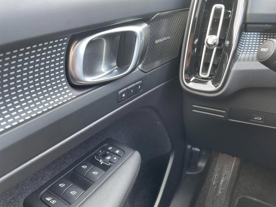 Volvo EX40 Extended Range Black Edition Excess 5d