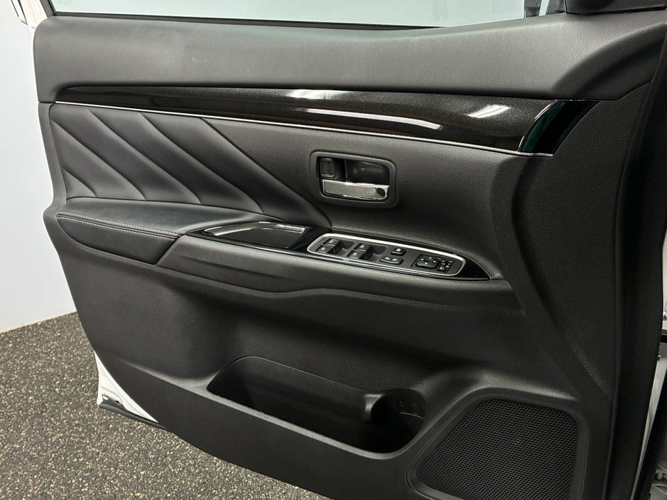 Mitsubishi Outlander 2,4 PHEV Intense CVT 4WD 5d