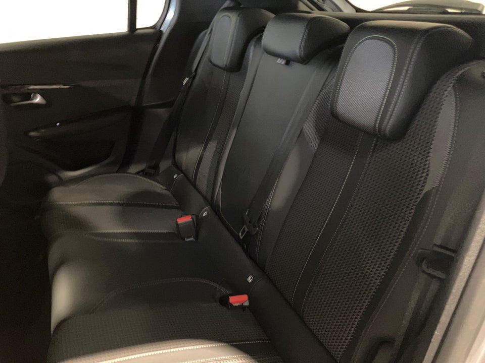 Peugeot e-208 50 GT 5d