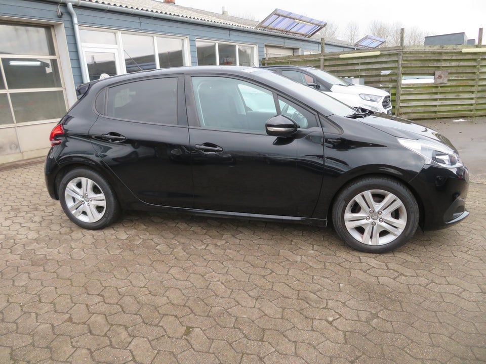 Peugeot 208 1,2 VTi 82 Signature Sky 5d