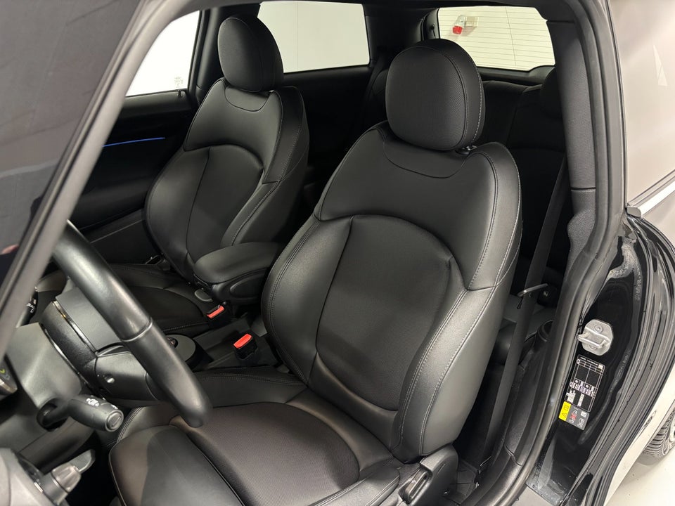 MINI Cooper SE Essential 3d