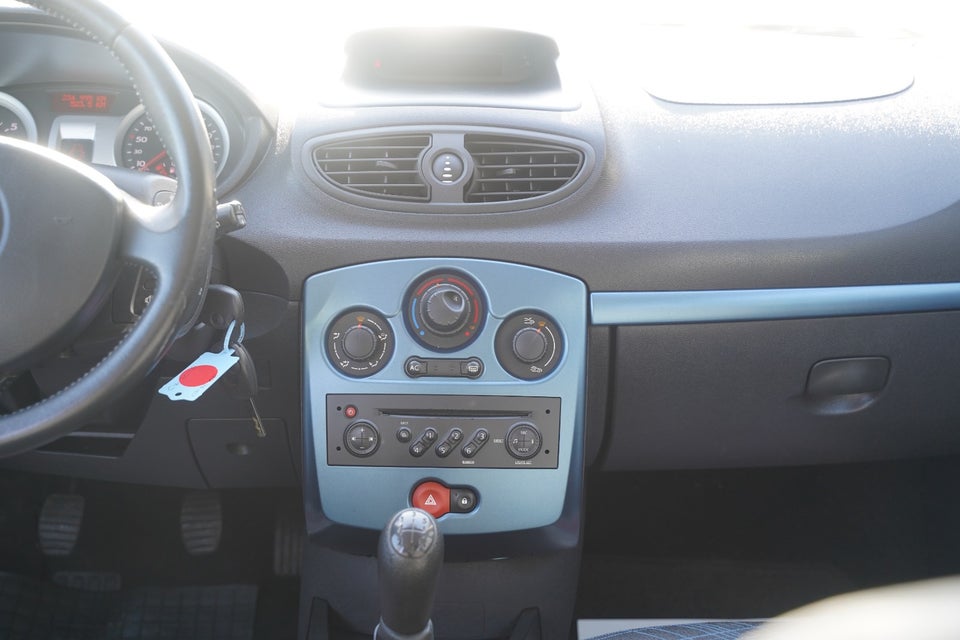 Renault Clio III 1,2 16V Authentique 5d