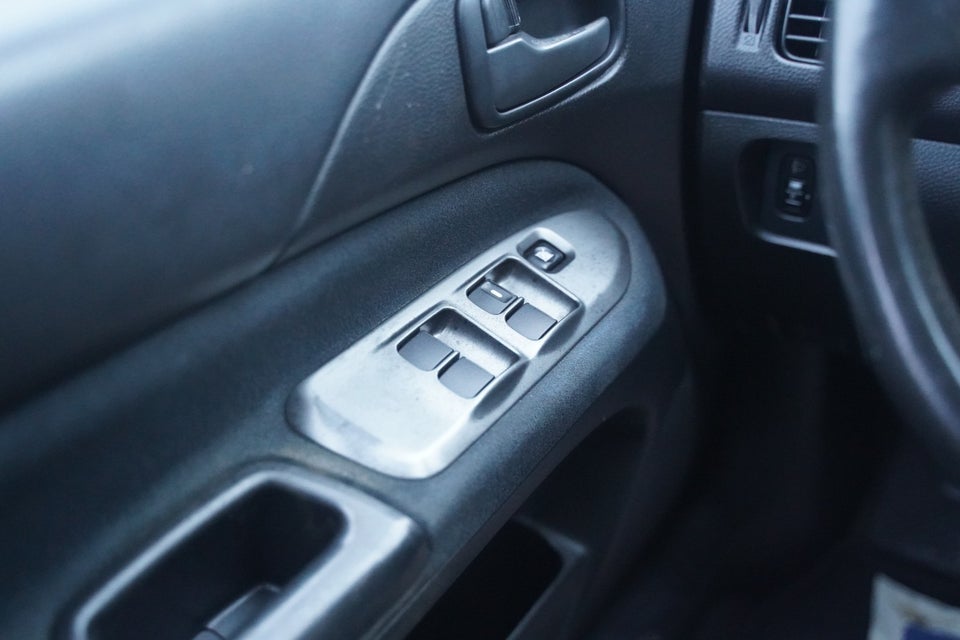 Mitsubishi Lancer 1,6 Invite 4d