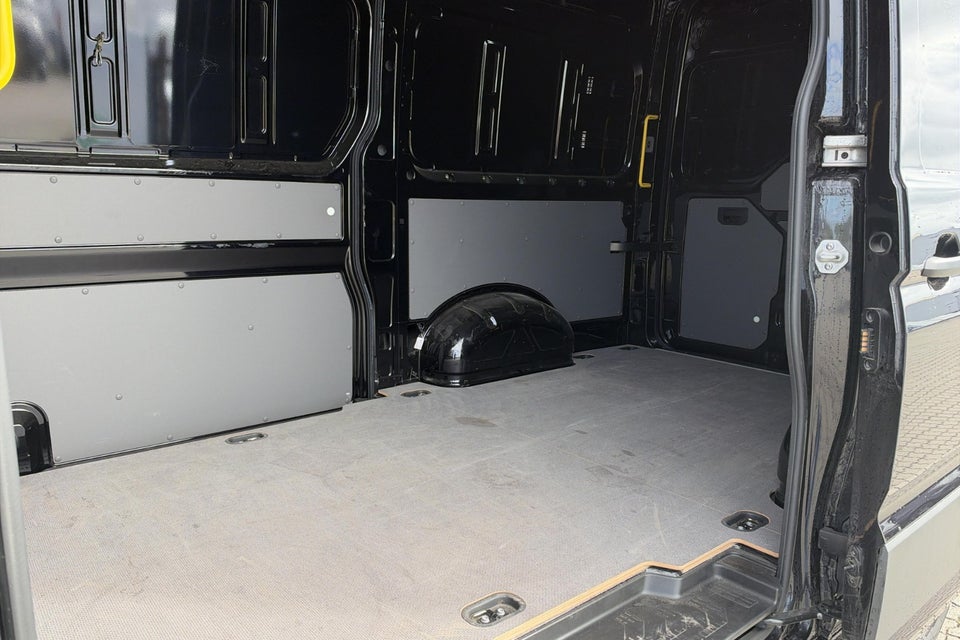 VW Crafter 35 2,0 TDi 177 Kassevogn L3H2 aut.