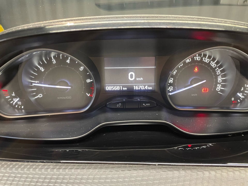 Peugeot 208 1,2 PureTech 82 Selection Sky 5d