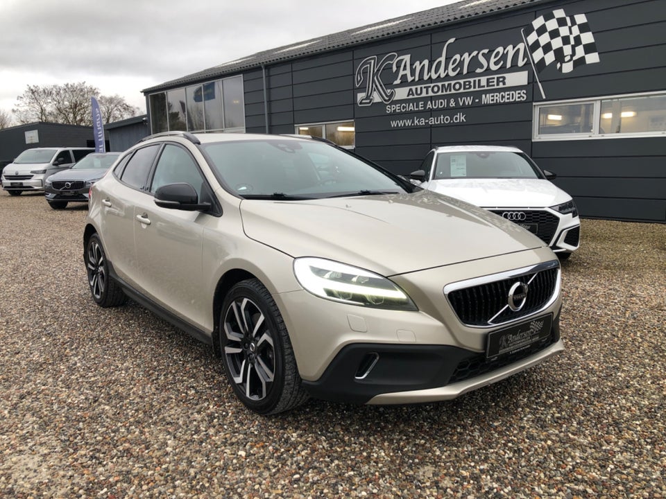 Volvo V40 CC 2,0 D2 120 Momentum 5d
