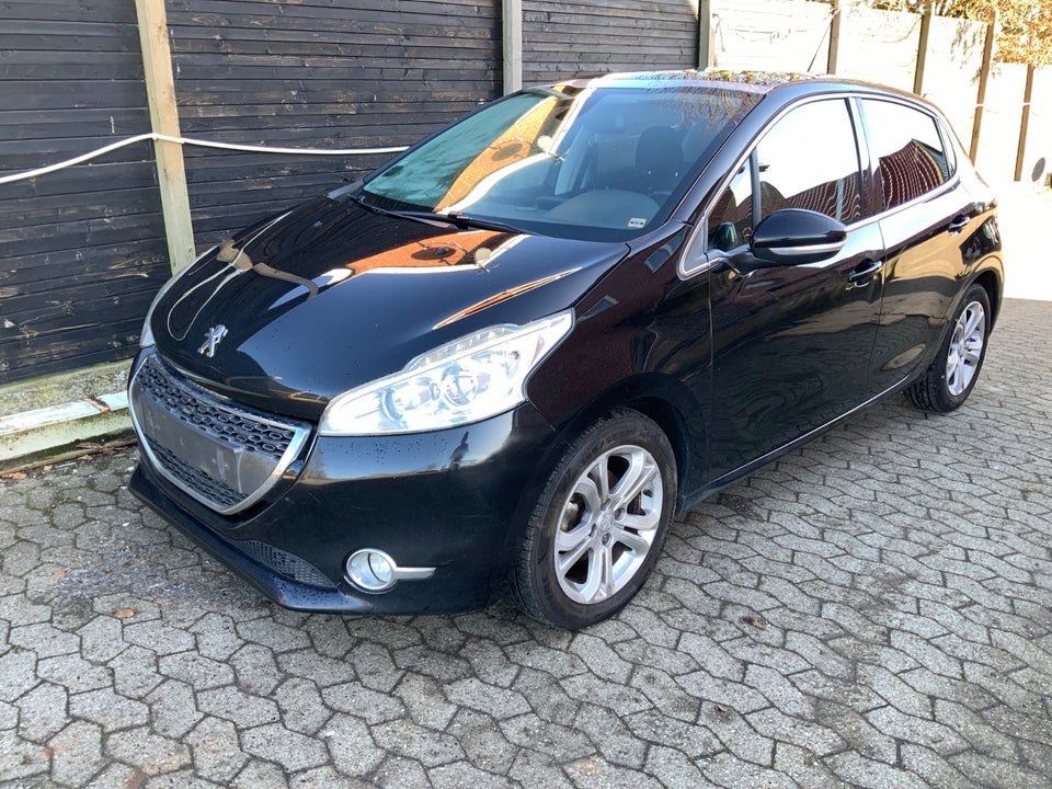 Peugeot 208 1,2 VTi Allure Sky 5d