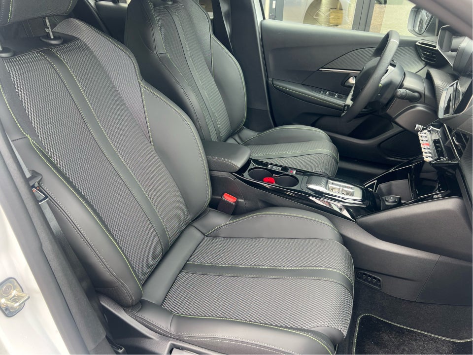 Peugeot e-208 54 GT 5d