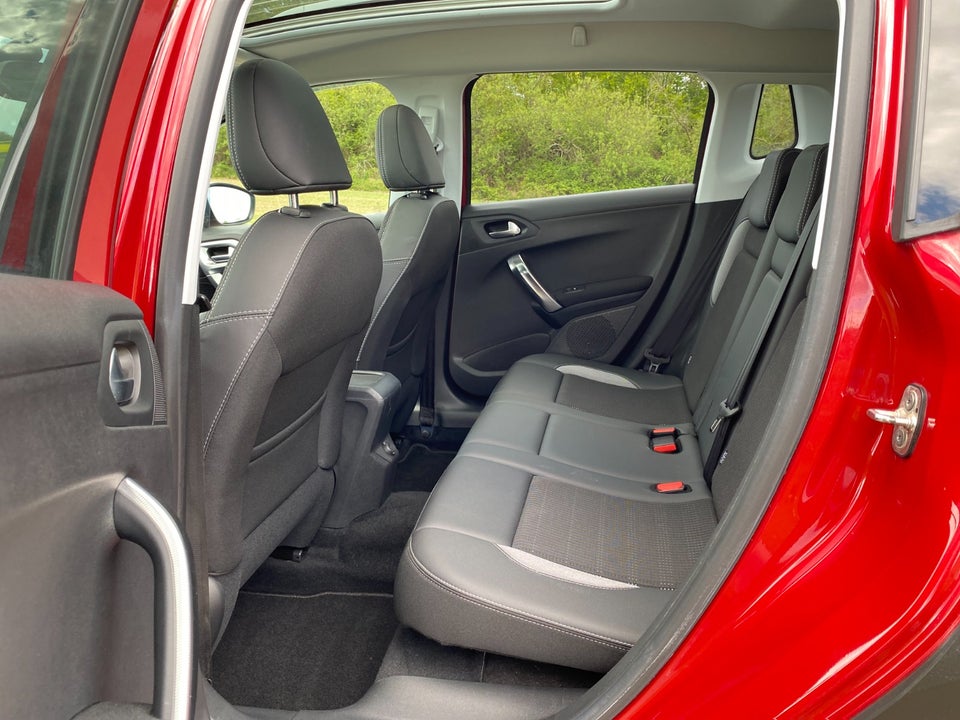 Peugeot 2008 1,6 BlueHDi 100 Allure Sky 5d