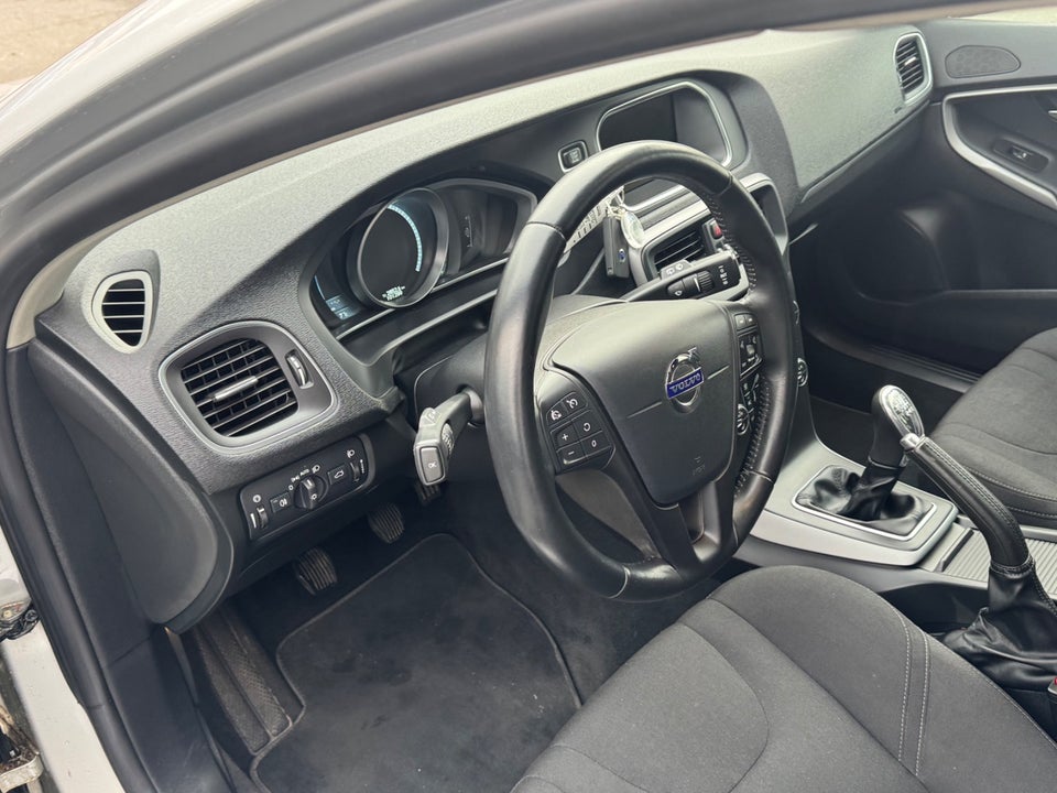 Volvo V40 1,6 D2 115 Momentum 5d