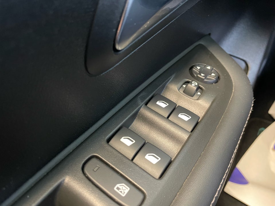 Peugeot e-208 50 Style 5d