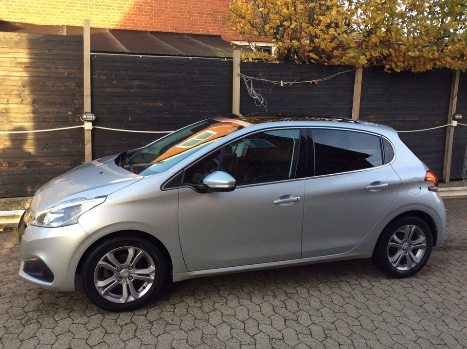 Peugeot 208 1,2 VTi 82 Allure Sky 5d