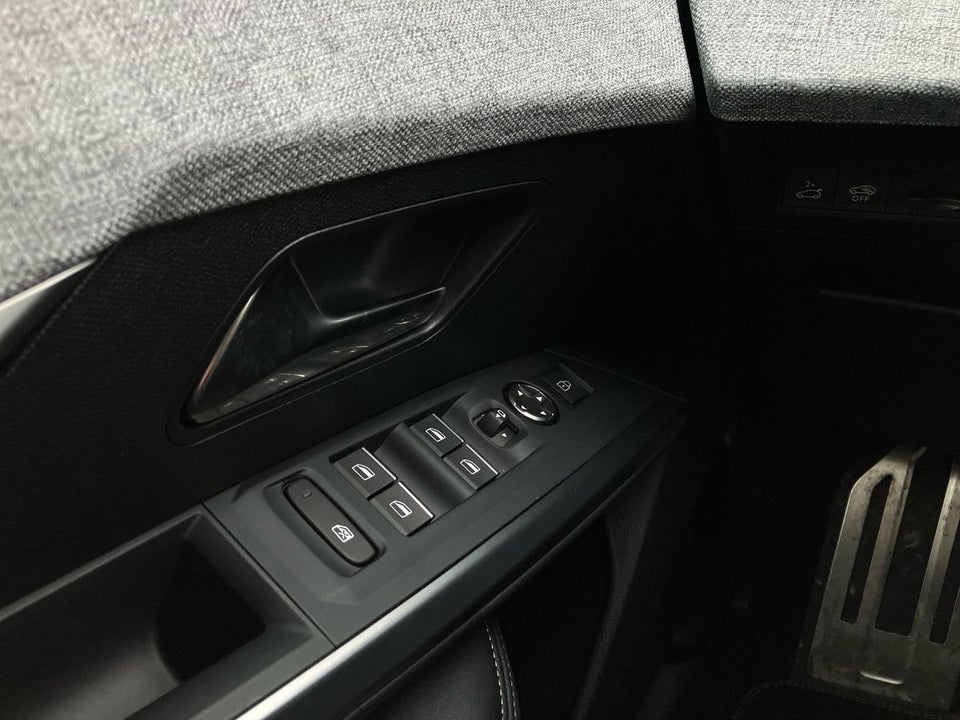 Peugeot e-3008 77 GT Pack 5d