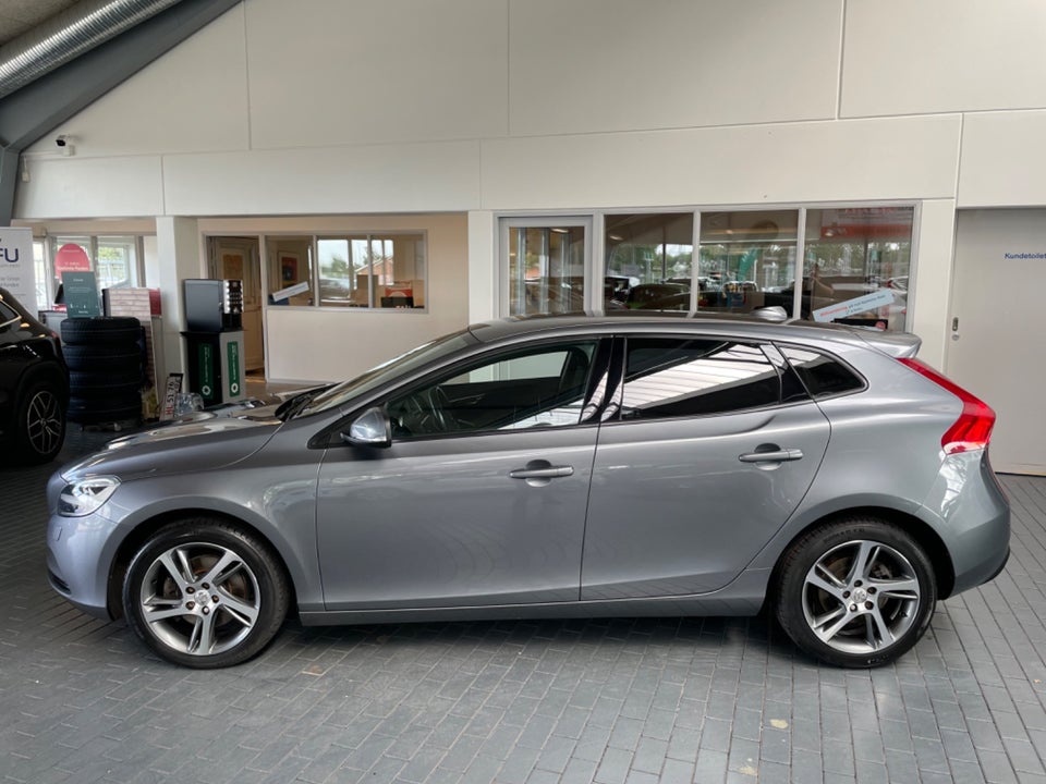 Volvo V40 2,0 T3 152 Momentum 5d