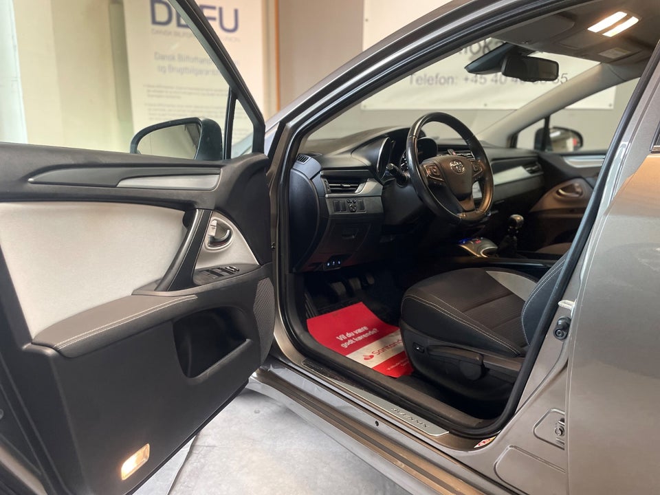 Toyota Avensis 1,8 VVT-i T2 Premium Touring Sports 5d