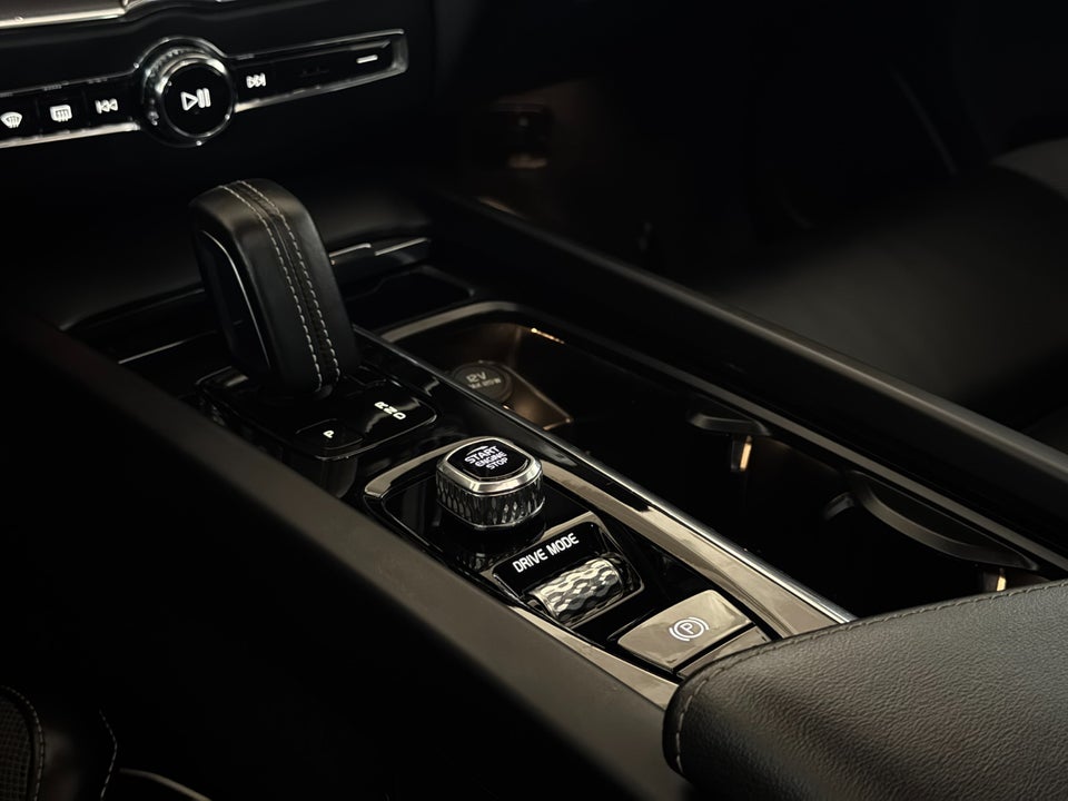 Volvo XC60 2,0 T8 ReCharge R-Design aut. AWD 5d