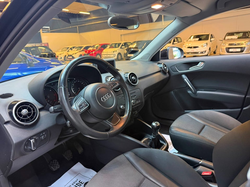 Audi A1 1,6 TDi 90 Attraction Sportback 5d