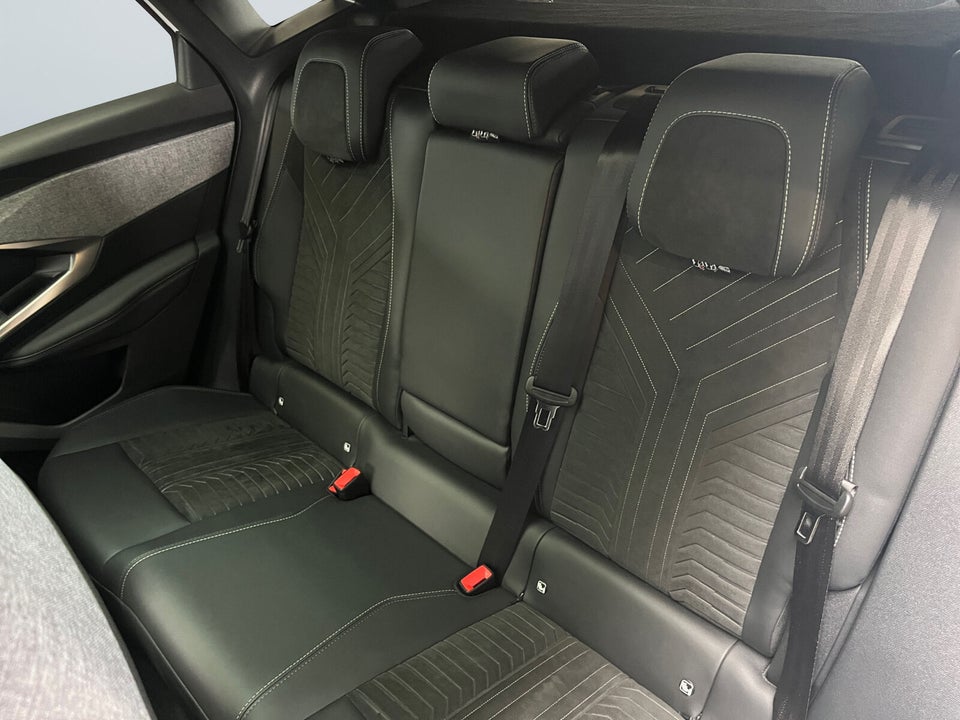 Peugeot e-3008 77 GT Pack 5d