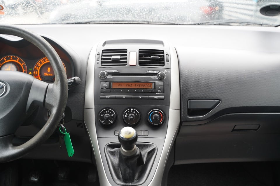 Toyota Auris 1,6 Terra 5d