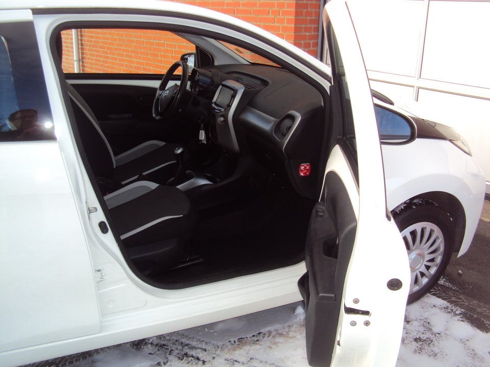 Toyota Aygo 1,0 VVT-i x-touch 5d