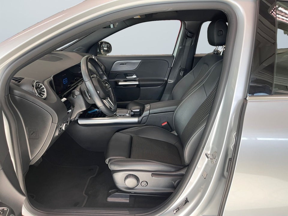 Mercedes EQA300 4Matic 5d