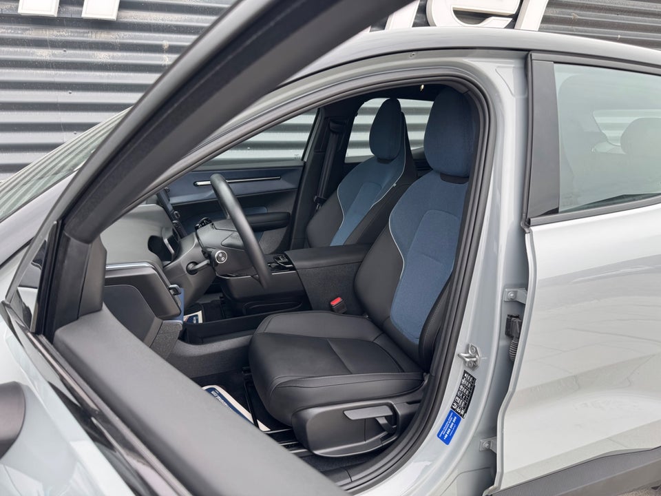 Volvo EX30 Extended Range Plus 5d