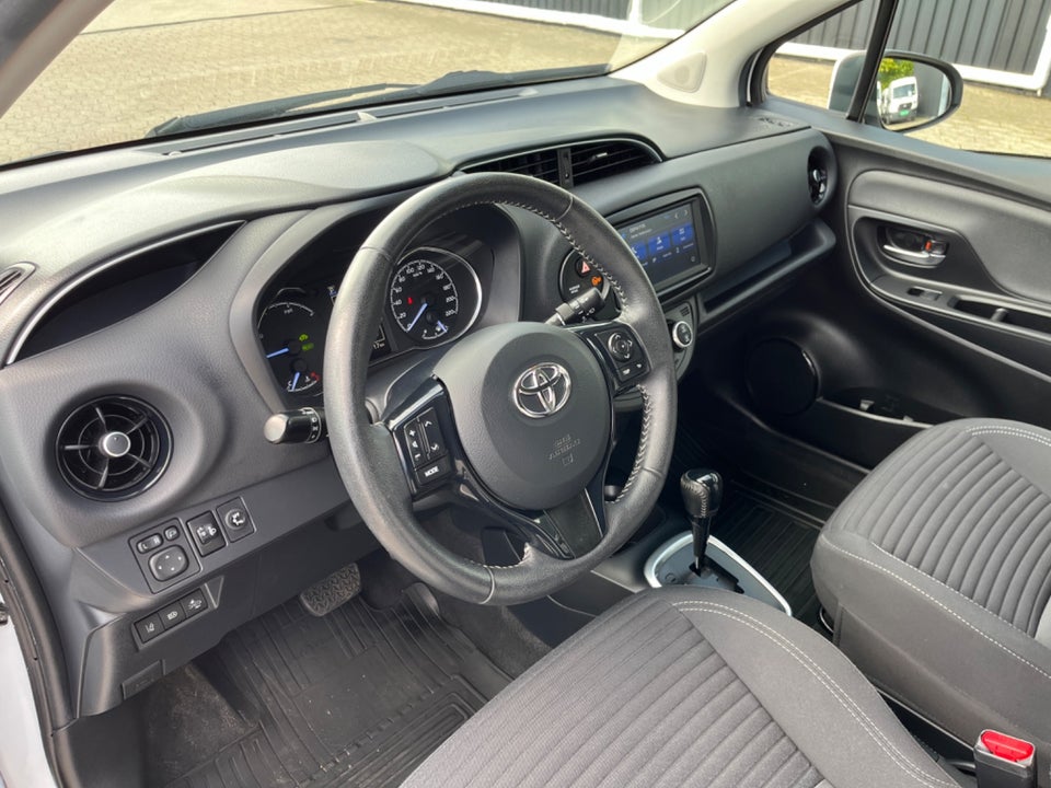 Toyota Yaris 1,5 Hybrid H1 e-CVT Van 5d