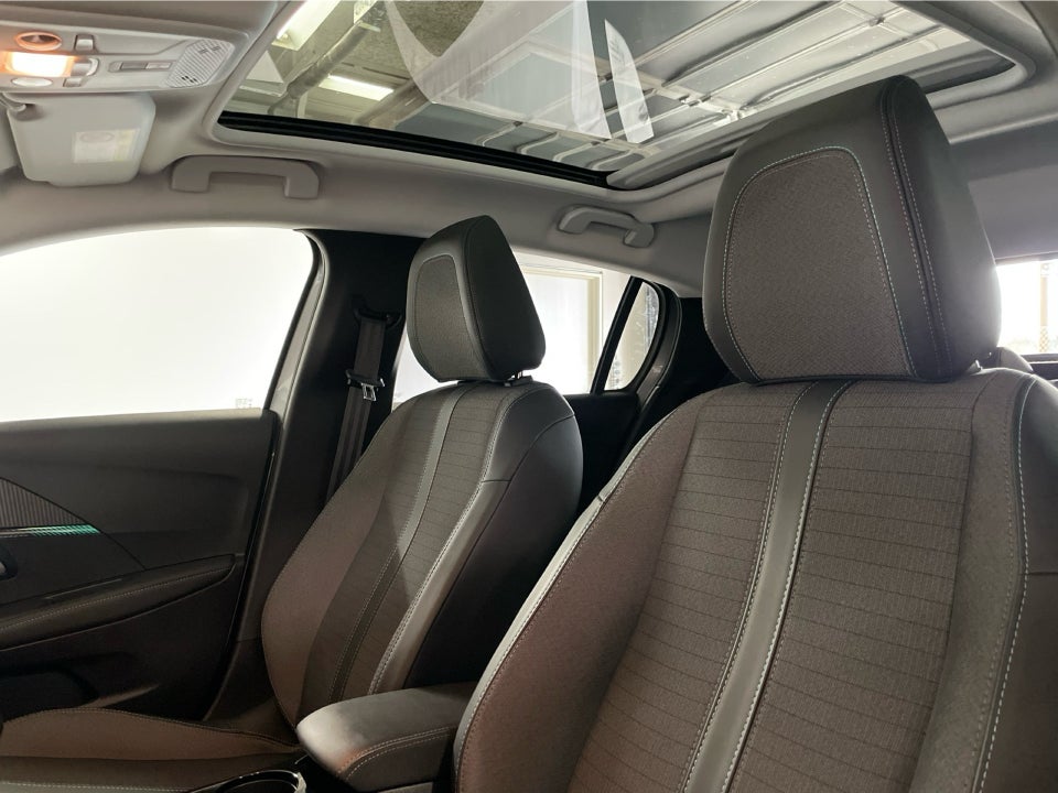 Peugeot 208 1,2 PureTech 100 Allure Sky 5d