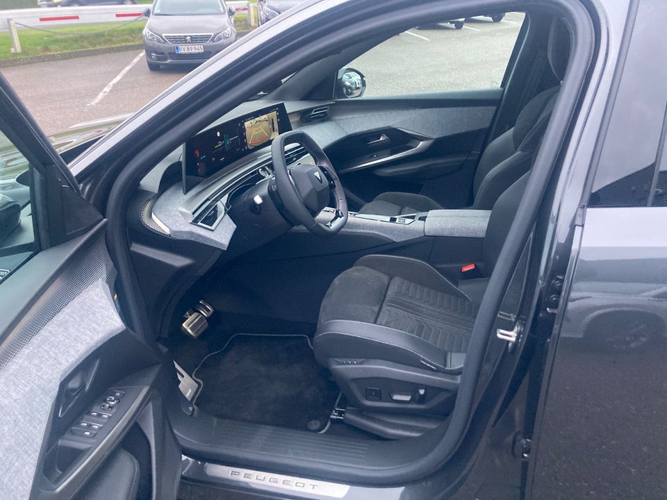 Peugeot e-3008 77 GT Pack 5d