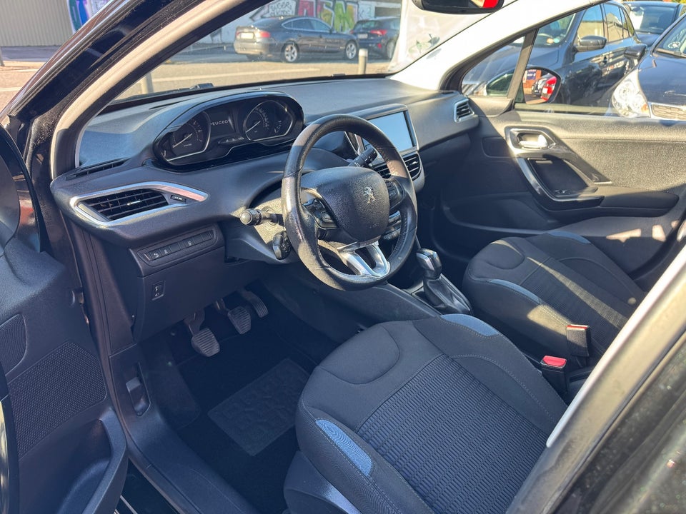 Peugeot 208 1,2 VTi Allure Sky 5d