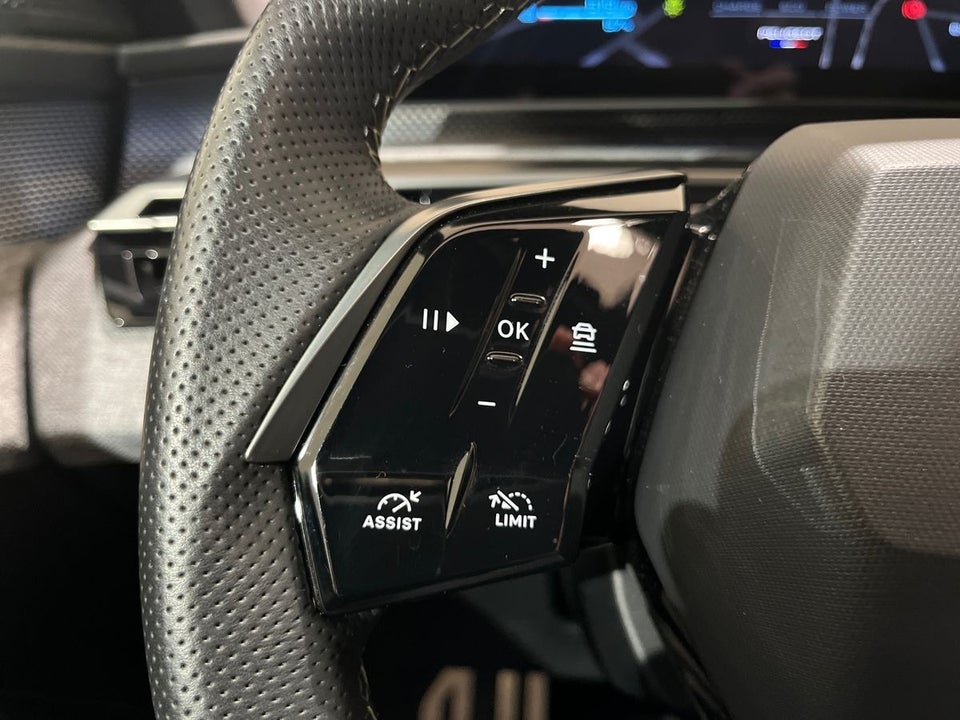 Peugeot e-3008 77 GT Pack 5d