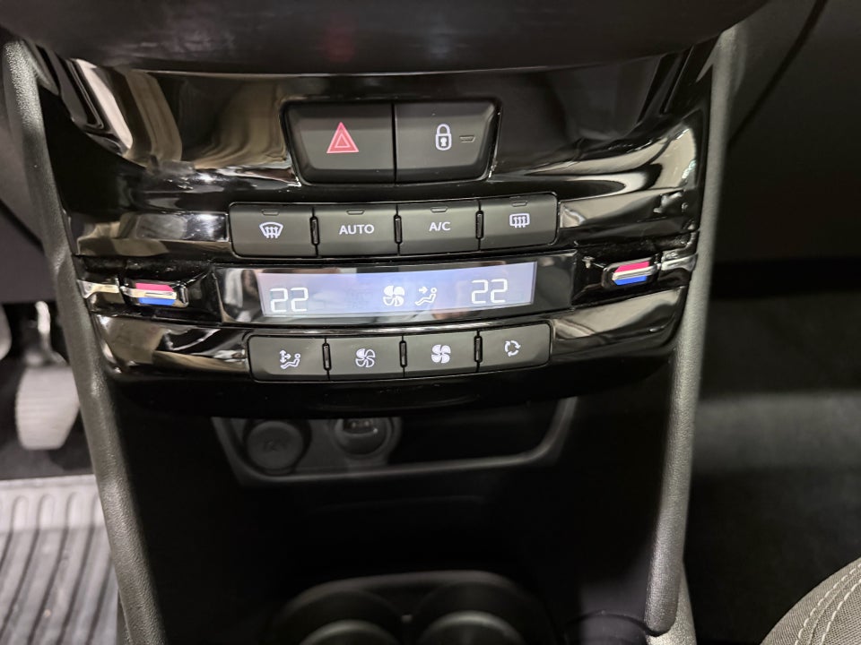 Peugeot 208 1,2 PureTech 82 Allure Sky 5d