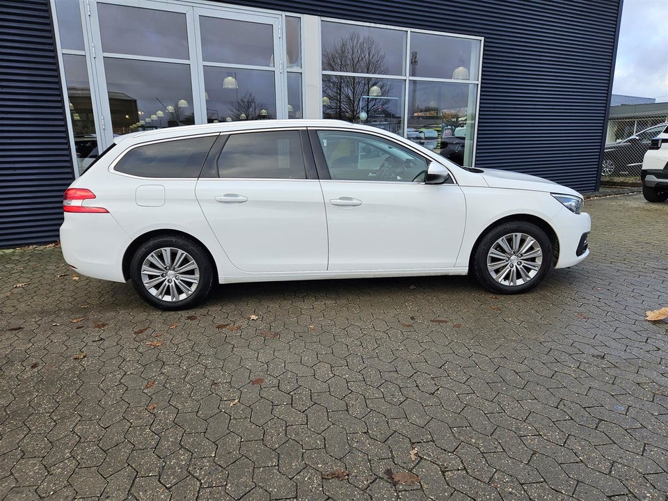 Peugeot 308 1,5 BlueHDi 130 Selection Sky 5d