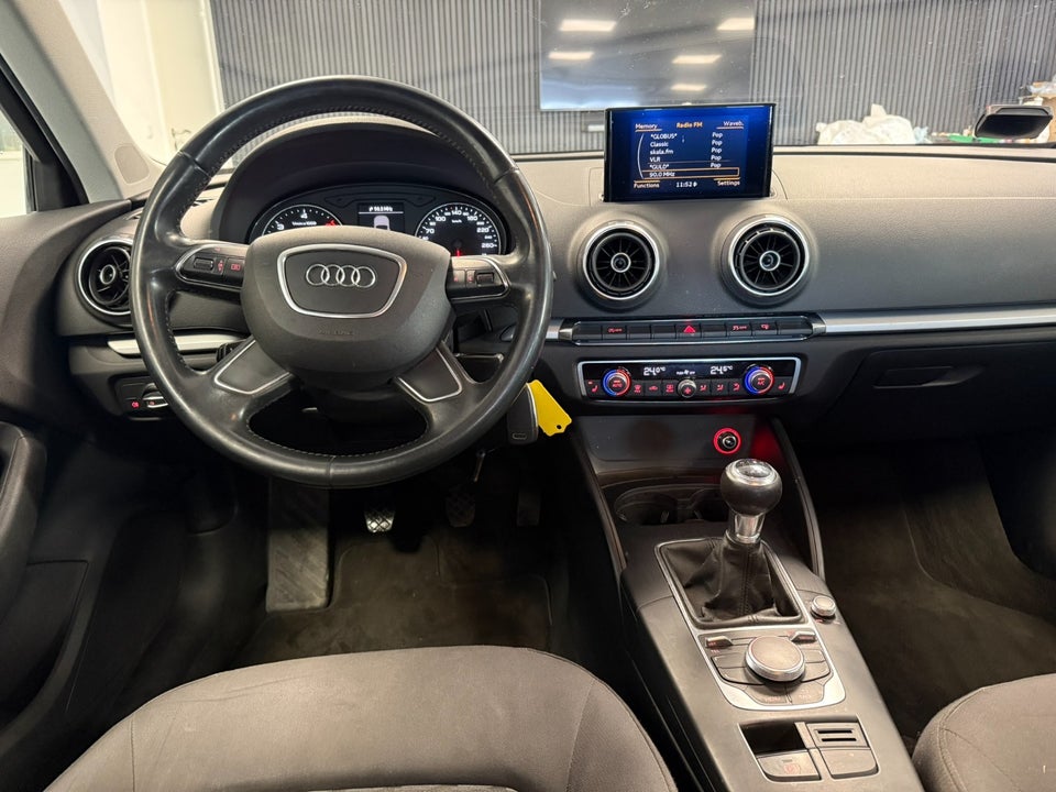 Audi A3 1,6 TDi 110 Ultra Attraction 4d
