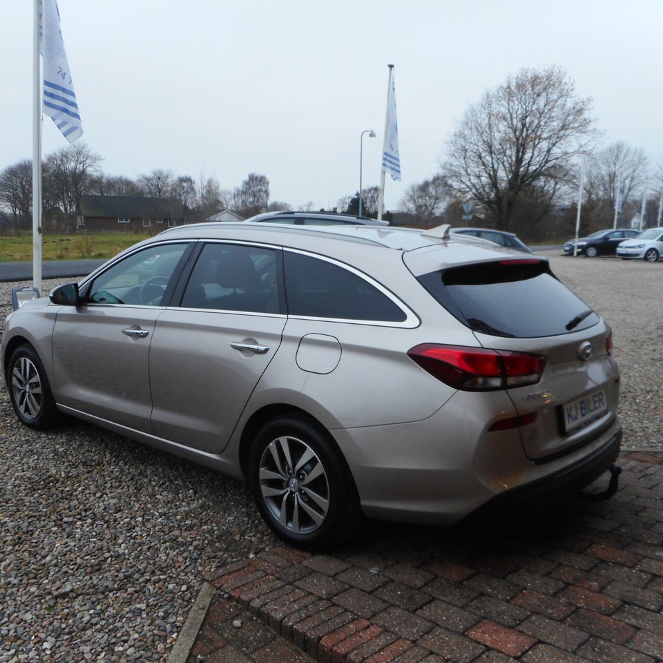 Hyundai i30 1,6 CRDi 110 Premium stc. 5d