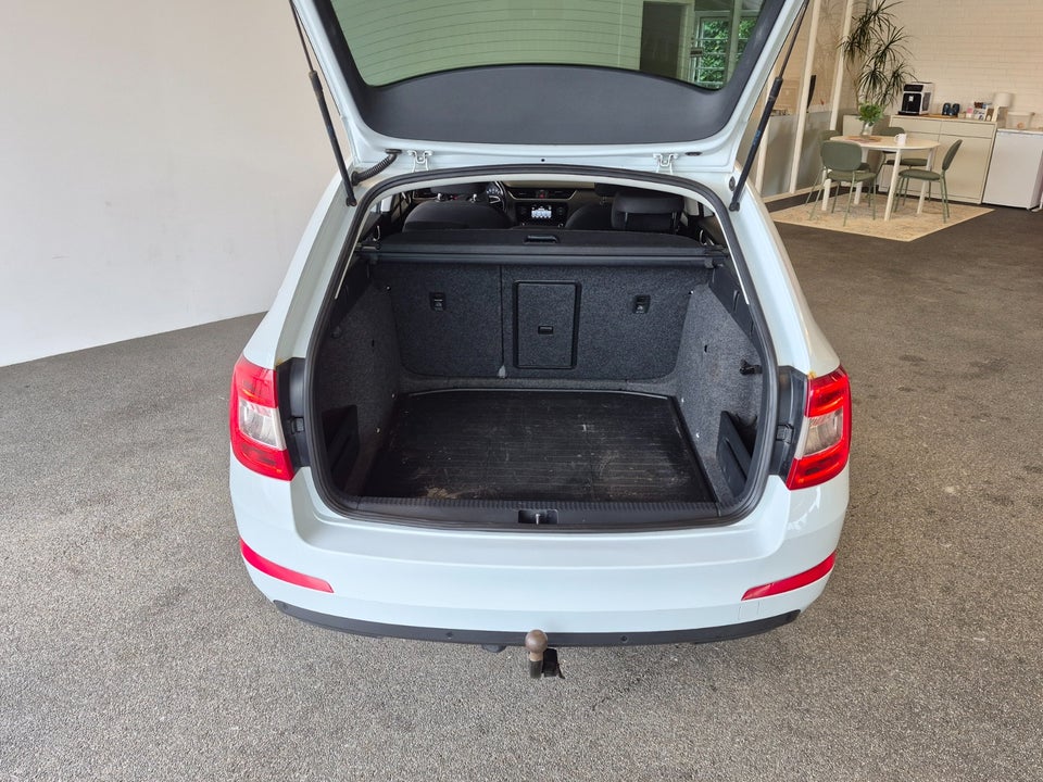 Skoda Octavia 1,6 TDi 105 Elegance Combi DSG 5d
