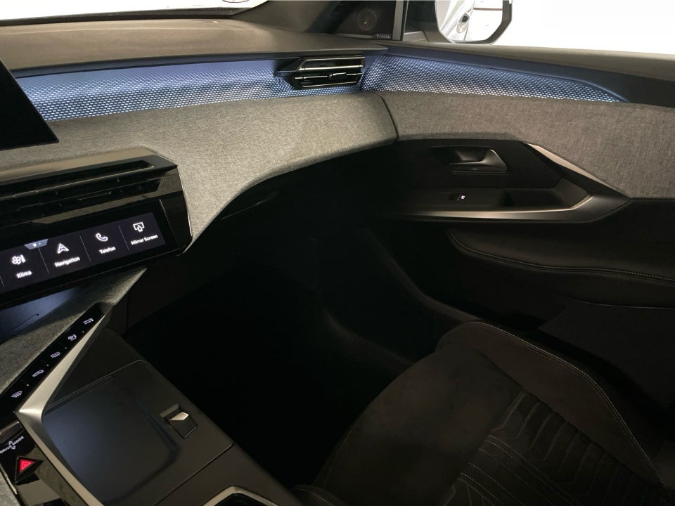 Peugeot e-3008 77 GT Pack 5d