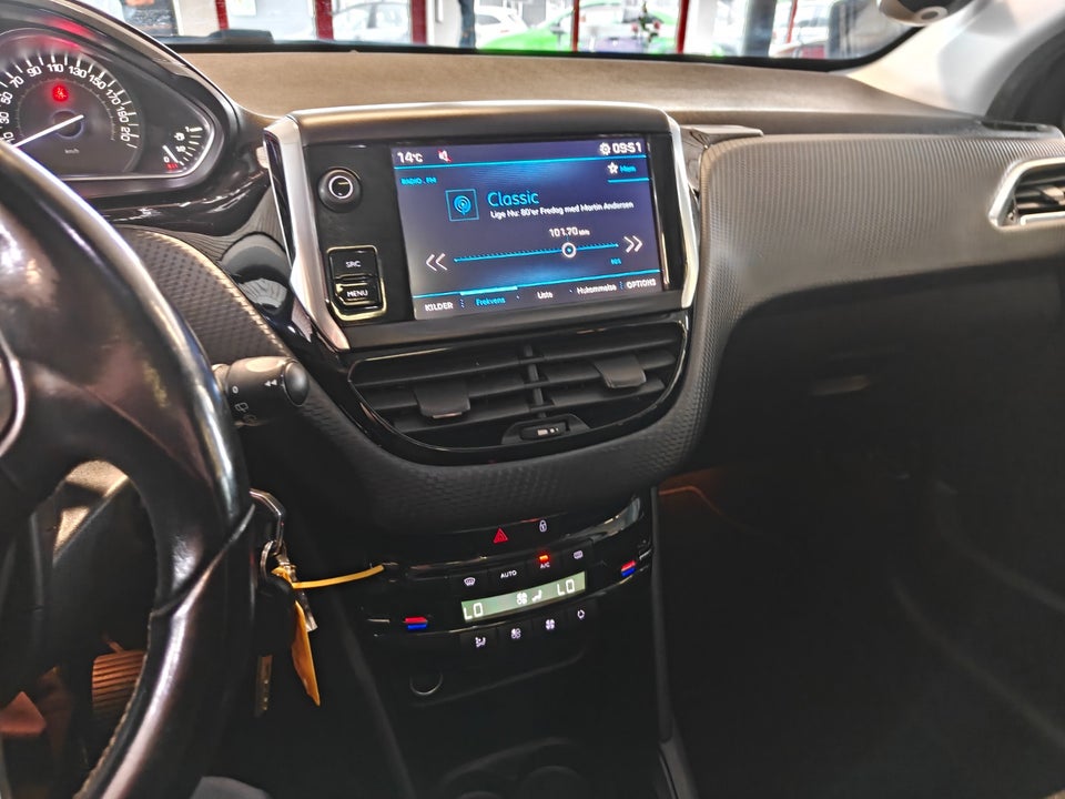 Peugeot 208 1,2 PureTech 82 Allure Sky 5d