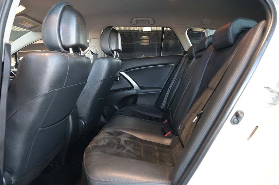 Toyota Avensis 1,8 VVT-i T2 Premium stc. 5d