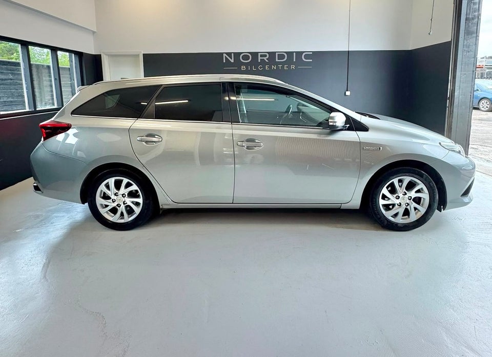 Toyota Auris 1,8 Hybrid H2 Comfort Touring Sports CVT 5d