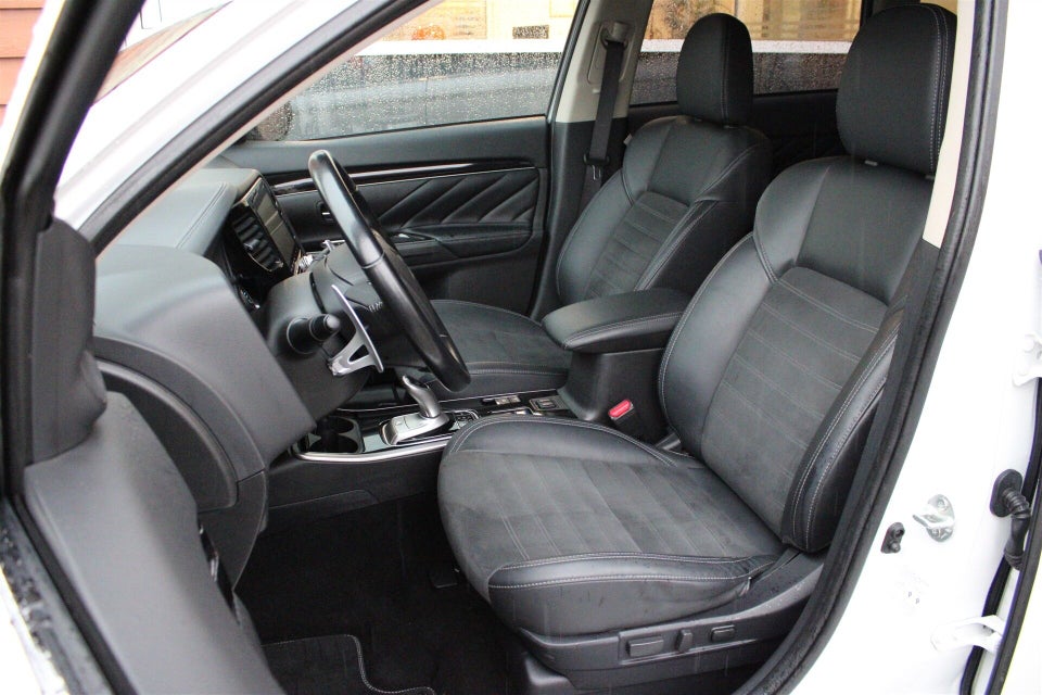 Mitsubishi Outlander 2,4 PHEV Intense CVT 4WD 5d
