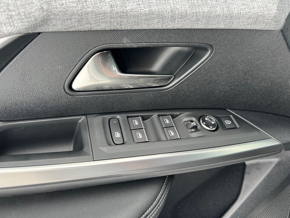 Peugeot e-3008 77 GT Pack 5d