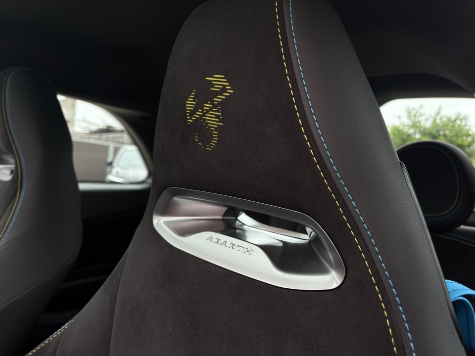 Abarth 500e Scorpionissima 3d