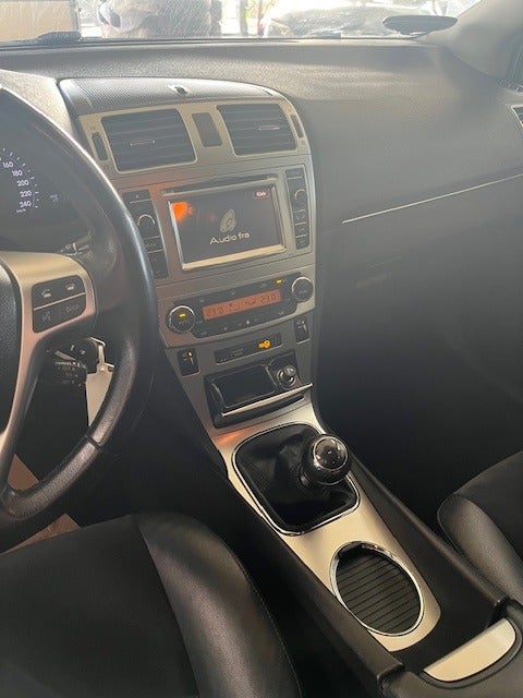 Toyota Avensis 1,8 VVT-i T2 Premium stc. 5d